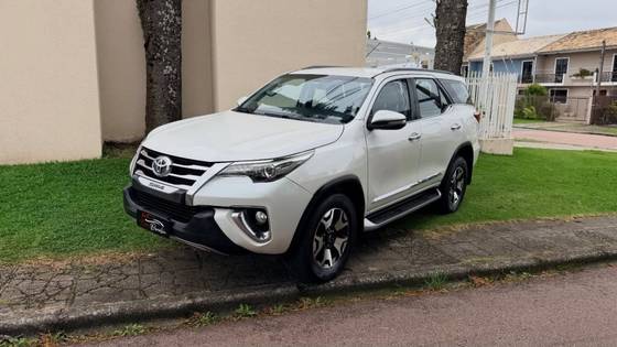 TOYOTA HILUX SW4 2.8 SRX 4X4 7 LUGARES 16V TURBO INTERCOOLER DIESEL 4P AUTOMÁTICO